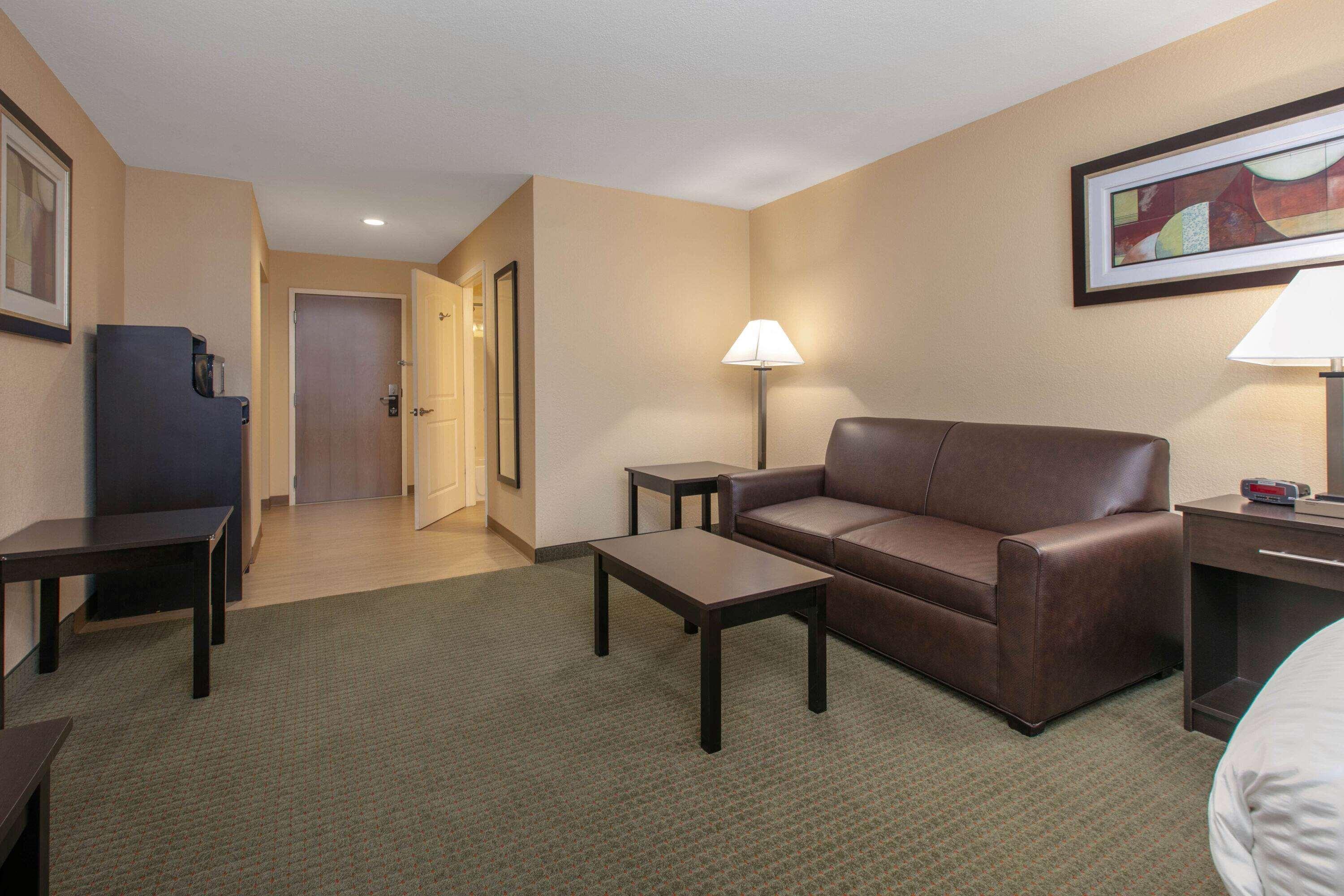 Days Inn & Suites By Wyndham Florence/Jackson Area Extérieur photo