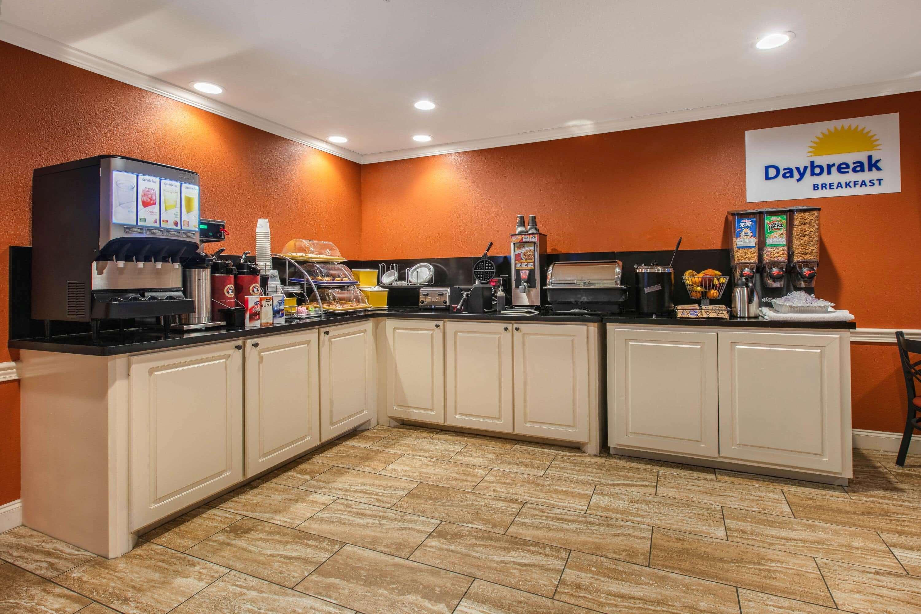 Days Inn & Suites By Wyndham Florence/Jackson Area Extérieur photo
