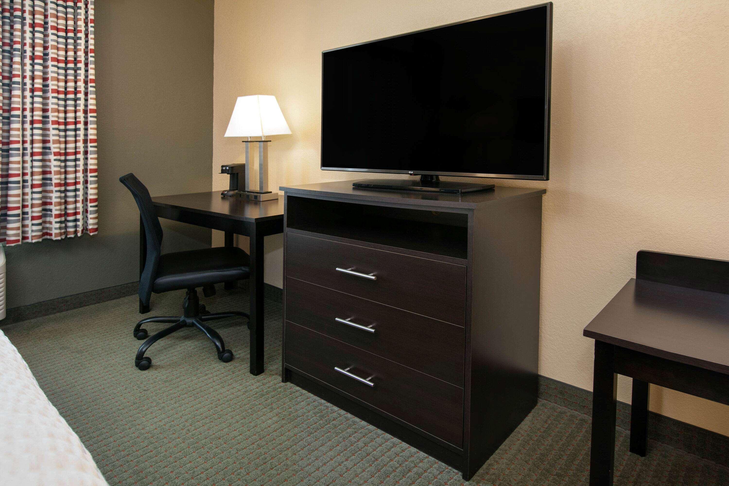 Days Inn & Suites By Wyndham Florence/Jackson Area Extérieur photo